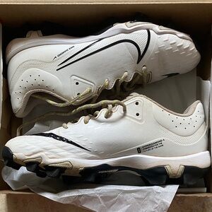 Nike Hyperdiamond 4 Softball Cleats sz 7 women
MSRP $45